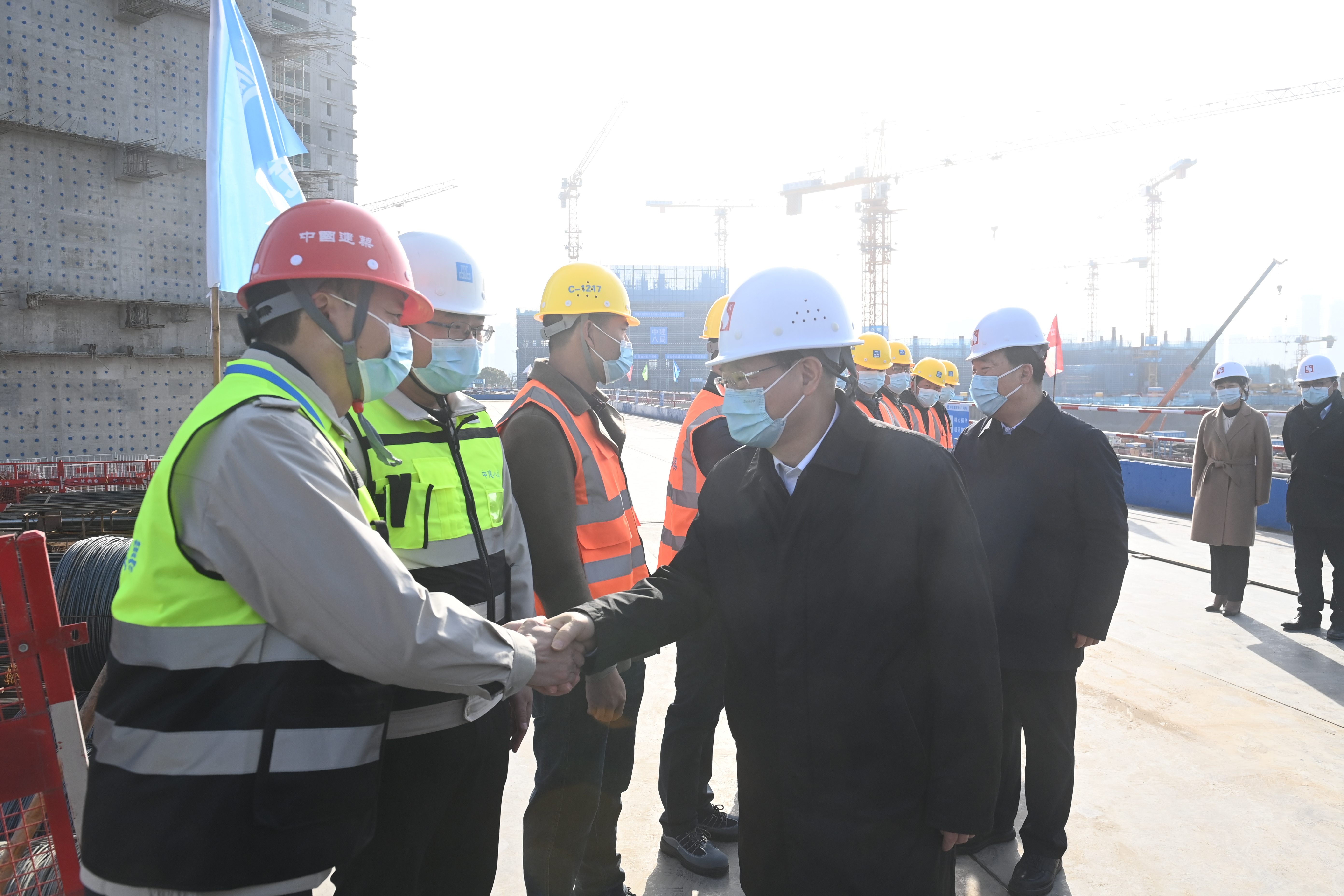 慰问一线施工人员1.jpg 慰问一线施工人员1.jpg